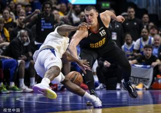 成鲜明对比 成鲜明对比