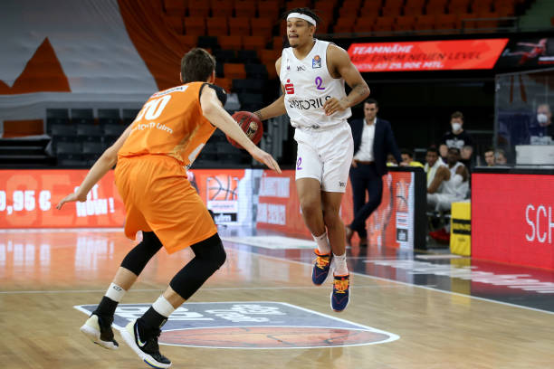 停球一脚抽 停球一脚抽